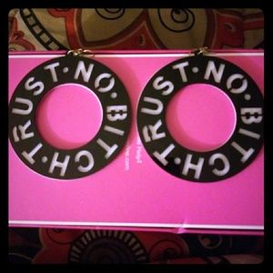 TRUST NO BITCH Round earrings